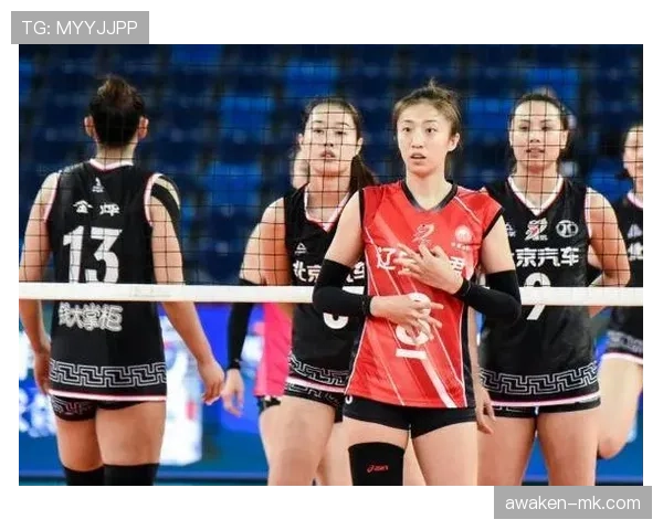 丁霞身上的名牌比我一个月工资还贵，转身上场就是汗和泥，反差笑出声